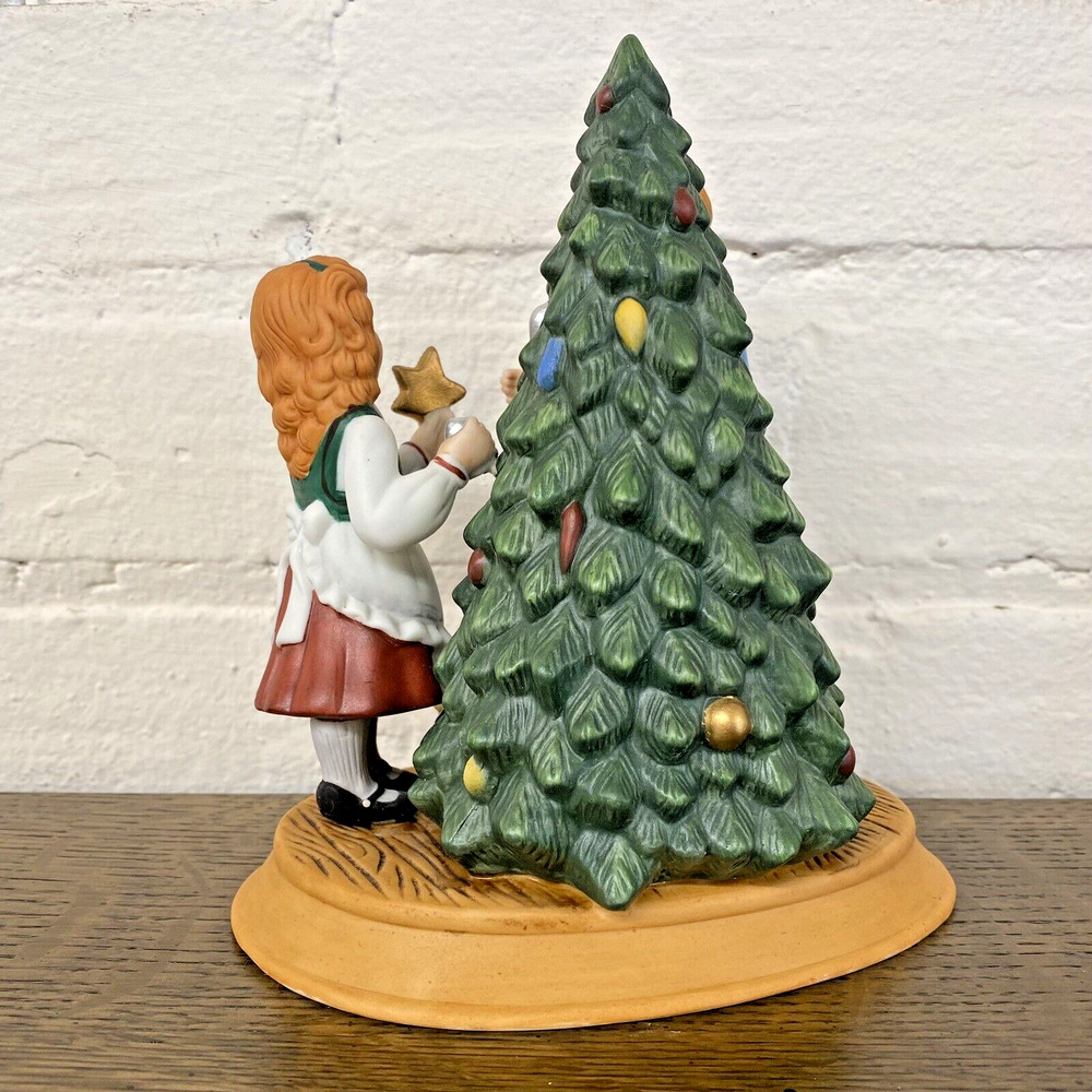 Avon Figurine "Keeping The Christmas Tradition" (1982) Traditional 2nd Edition - Picture 5 of 10